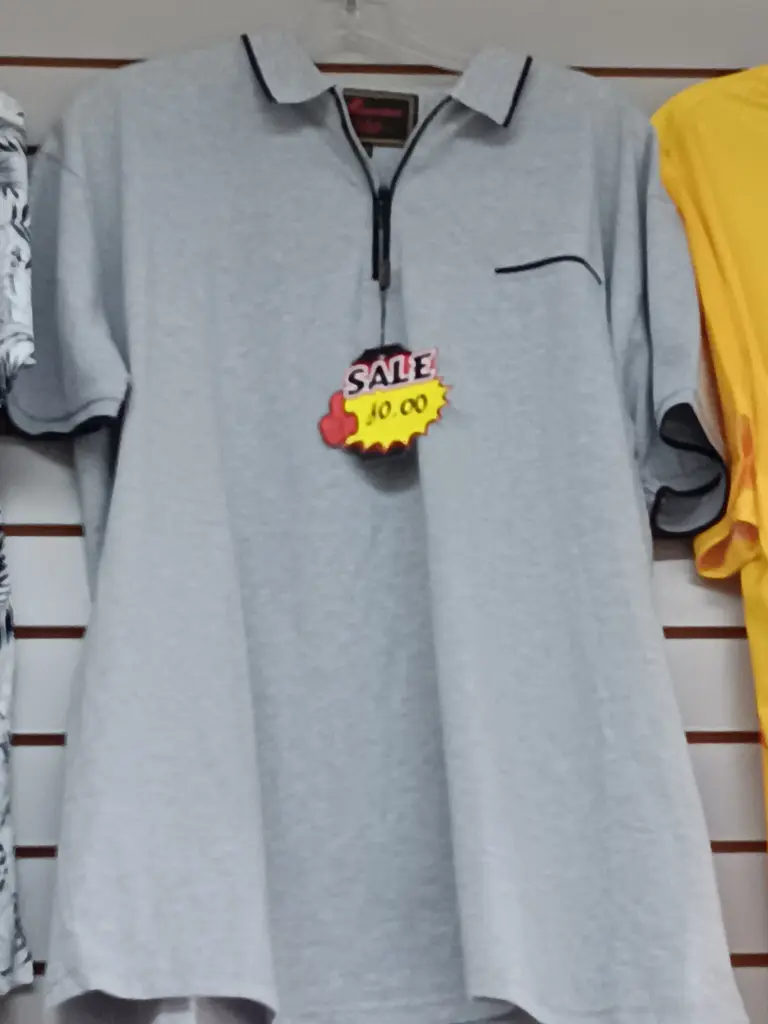 PULOVER GRIS DE CUELLO DE HOMBRE 