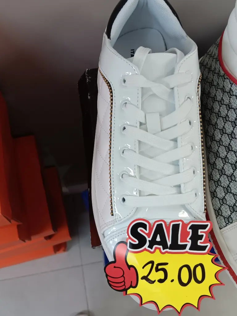 TENIS BLANCO DE HOMBRE  CON DISENO DE SIPER 